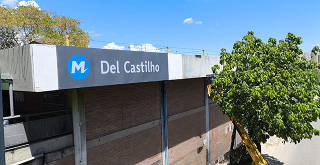 Fotografia da área externa da estação Del Castilho, vista da passarela que dá acesso à estação.