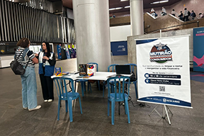 Fotografia de um atendimento do PROCON na estação Carioca.