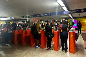 Fotografia da área de embarque.