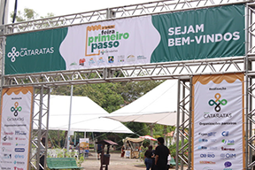 Fotografia do pórtico de entrada da Feira Primeiro Passo.