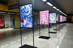 Fotografia da exposição Bailarinas no mezanino da Estação Jardim de Alah.