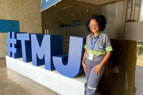 Fotografia de uma fucionário de MetrôRio ao lado da sigla TMJ.